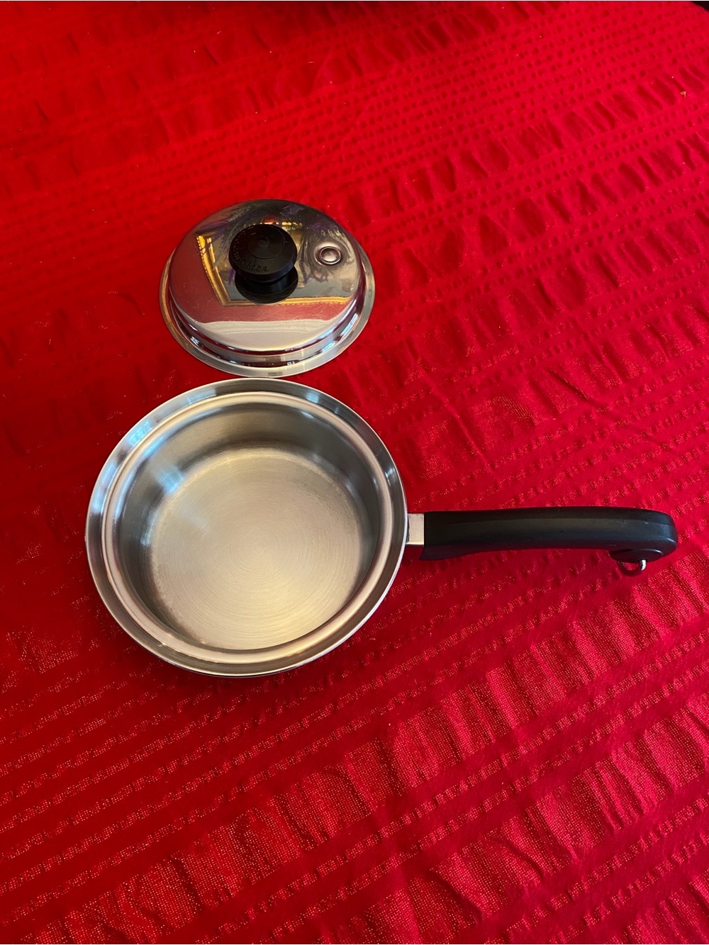 SALAD MASTER Stainless Steel Saucepan with Lid - Silver & Black